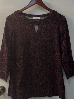 IOLANI Wine and Black Patterned Keyhole  Opening Top, Sz M
